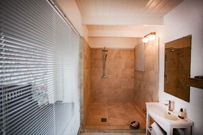 Douche, sèche-cheveux, serviettes fournies
