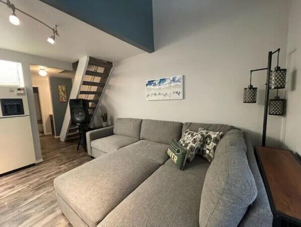 Smart TV - #166 Condo near large pool & shuttle to Gorge Amp-book separately (Quincy)