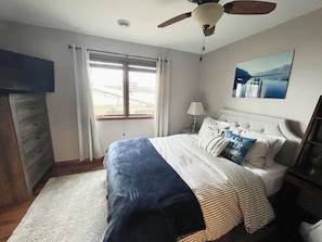 4 bedrooms, desk, iron/ironing board, free WiFi