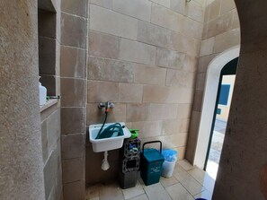 Shower, hair dryer, bidet, towels