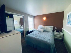 2 bedrooms, free WiFi, bed sheets - #168 Condo near large pool & shuttle to Gorge Amp-book separately (Quincy)