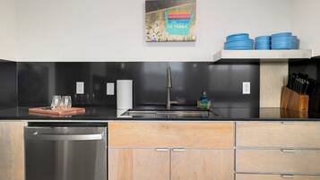 Fridge, microwave, stovetop, dishwasher