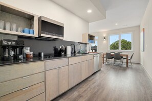 Fridge, microwave, stovetop, dishwasher - Staggerwing - MTB Oasis (Bella Vista)