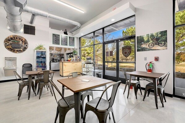 Dining - Staggerwing - MTB Oasis (Bella Vista)