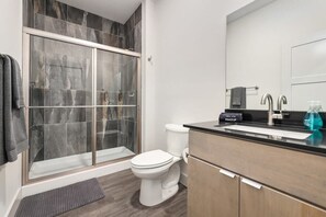 Shower, hair dryer, towels - Sugar Bridge - MTB Oasis (Bella Vista)