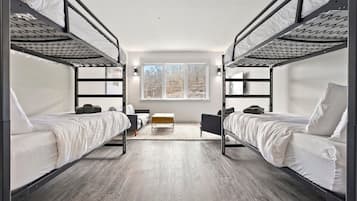 1 dormitorio, tabla de planchar con plancha, wifi y ropa de cama
