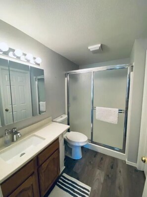 Shower, hair dryer, towels, soap - #172 Condo near large pool & shuttle to Gorge Amp-book separately (Quincy)