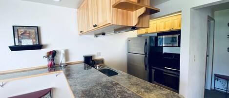 Coffee/tea maker, fridge, microwave, oven