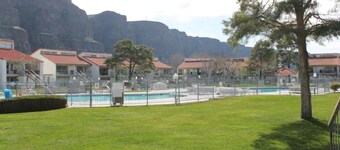 #179 Condo near large pool & shuttle to Gorge Amp-book separately