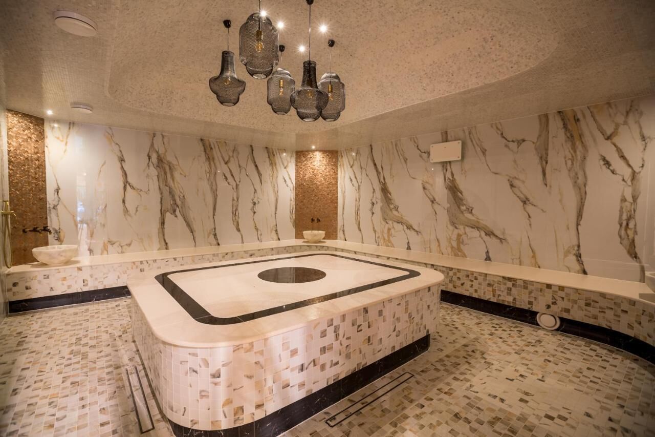 Couples treatment room(s), sauna, hot tub, steam room