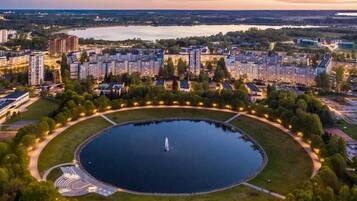 Zona residencial con un gran parque circular, una fuente central y edificios altos circundantes.