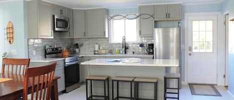 冷蔵庫、電子レンジ、オーブン、コンロ