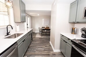 Fridge, microwave, oven, stovetop - 2 Bed Rm 2.5 Bath, Dog Friendly, Sleep 5, Stocked Kitchen, Sun Room, Close to Shopping & Hospitals (Dothan)