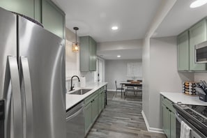Réfrigérateur, four à micro-ondes, un four, surface de cuisson