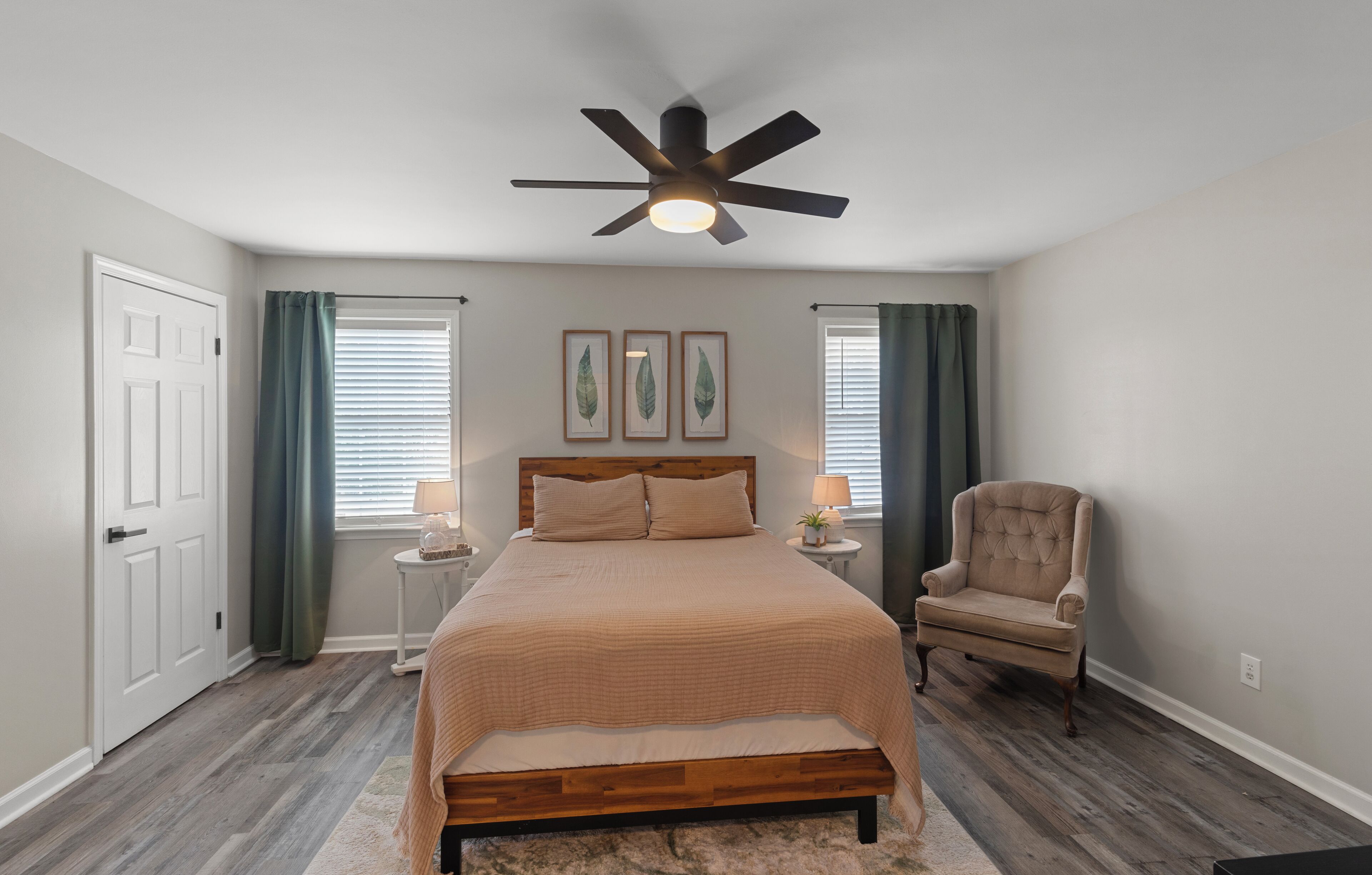 2 slaapkamers, een bureau, een strijkplank/strijkijzer, reisbedje