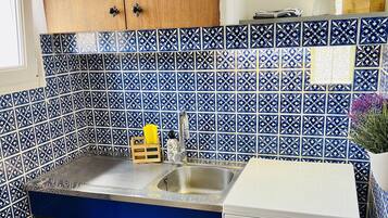 Kühlschrank, Ofen, Herdplatte, Wasserkocher mit Kaffee-/Teezubehör