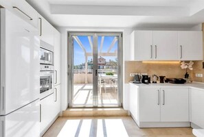 Refrigerador, microondas, horno y parrilla de estufa