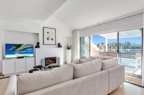 Smart TV y chimenea 
