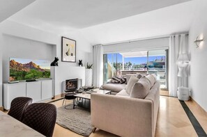Smart TV y chimenea