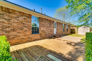 Exterior - 2 Mi to UCA: Group Getaway w/ Private Yard! (Conway)
