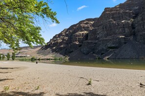 Beach - #141-Condo near large pool & shuttle to Gorge Amp-book separately (Quincy)