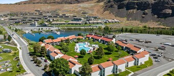 #141-Condo near large pool & shuttle to Gorge Amp-book separately