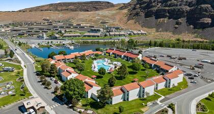 #141-Condo near large pool & shuttle to Gorge Amp-book separately