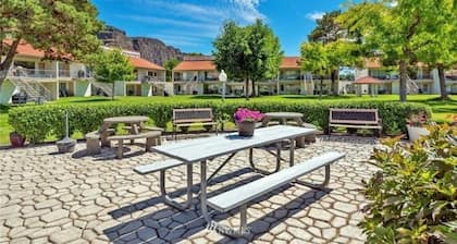 #141-Condo near large pool & shuttle to Gorge Amp-book separately