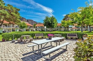 Outdoor dining - #141-Condo near large pool & shuttle to Gorge Amp-book separately (Quincy)