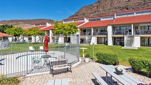Ein Hotel mit Innenhof, Außenbereich und Bergblick.