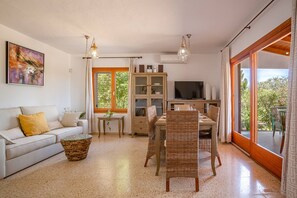 Living area - CANA IRENE Tranquila Casa con Piscina y Barbacoa a 2km de la Playa de Cala Bassa (Sant Josep de sa Talaia)