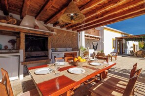 Outdoor dining - CANA IRENE Tranquila Casa con Piscina y Barbacoa a 2km de la Playa de Cala Bassa (Sant Josep de sa Talaia)