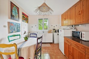 Refrigerador, microondas, horno y cafetera y tetera 