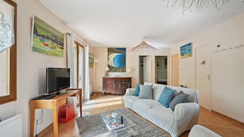 Smart-tv, boeken, een stereo en een computerscherm