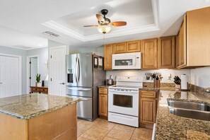 Fridge, microwave, oven, stovetop - LOW RATES! Everything you need to make a memorable SUMMER VACATION IN THE CAPE! (Cape Coral)