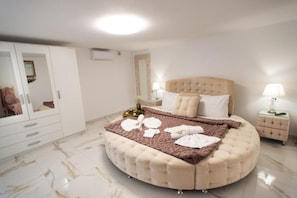 2 bedrooms, iron/ironing board, travel cot, free WiFi