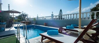 4 bedroom house with heated pool, bar and BBQ