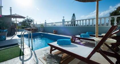 4 bedroom house with heated pool, bar and BBQ