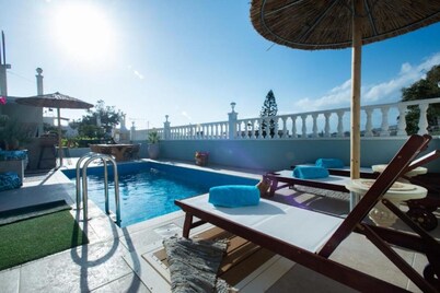 4 bedroom house with heated pool, bar and BBQ