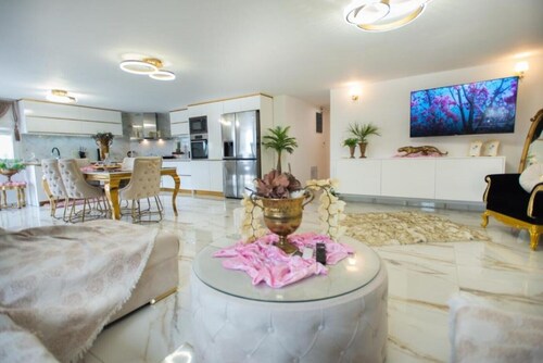 4 bedroom house with heated pool, bar and BBQ