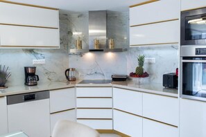 ثلاجة، ميكروويف، فرن، موقد طهي مسطح