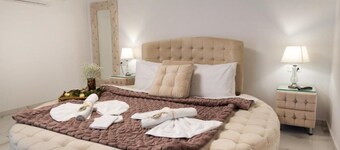 2-bedroom house with heated pool, bar and BBQ