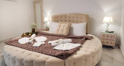 2-bedroom house with heated pool, bar and BBQ