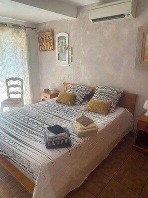 4 chambres, bureau, fer et planche à repasser, lit parapluie