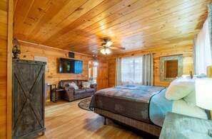 4 bedrooms, desk, iron/ironing board, free WiFi