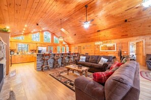 Smart TV, fireplace - Serene 4BdRm Cabin w Outdoor KIT/FRPLC/Treehouse (Sevierville)