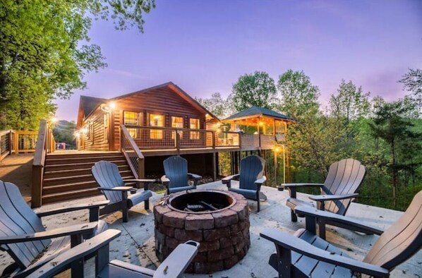 Terrace/patio - Serene 4BdRm Cabin w Outdoor KIT/FRPLC/Treehouse (Sevierville)