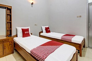 Laptop workspace, free WiFi, bed sheets - Hotel O Wisma Pkpri Purworejo (Purworejo)