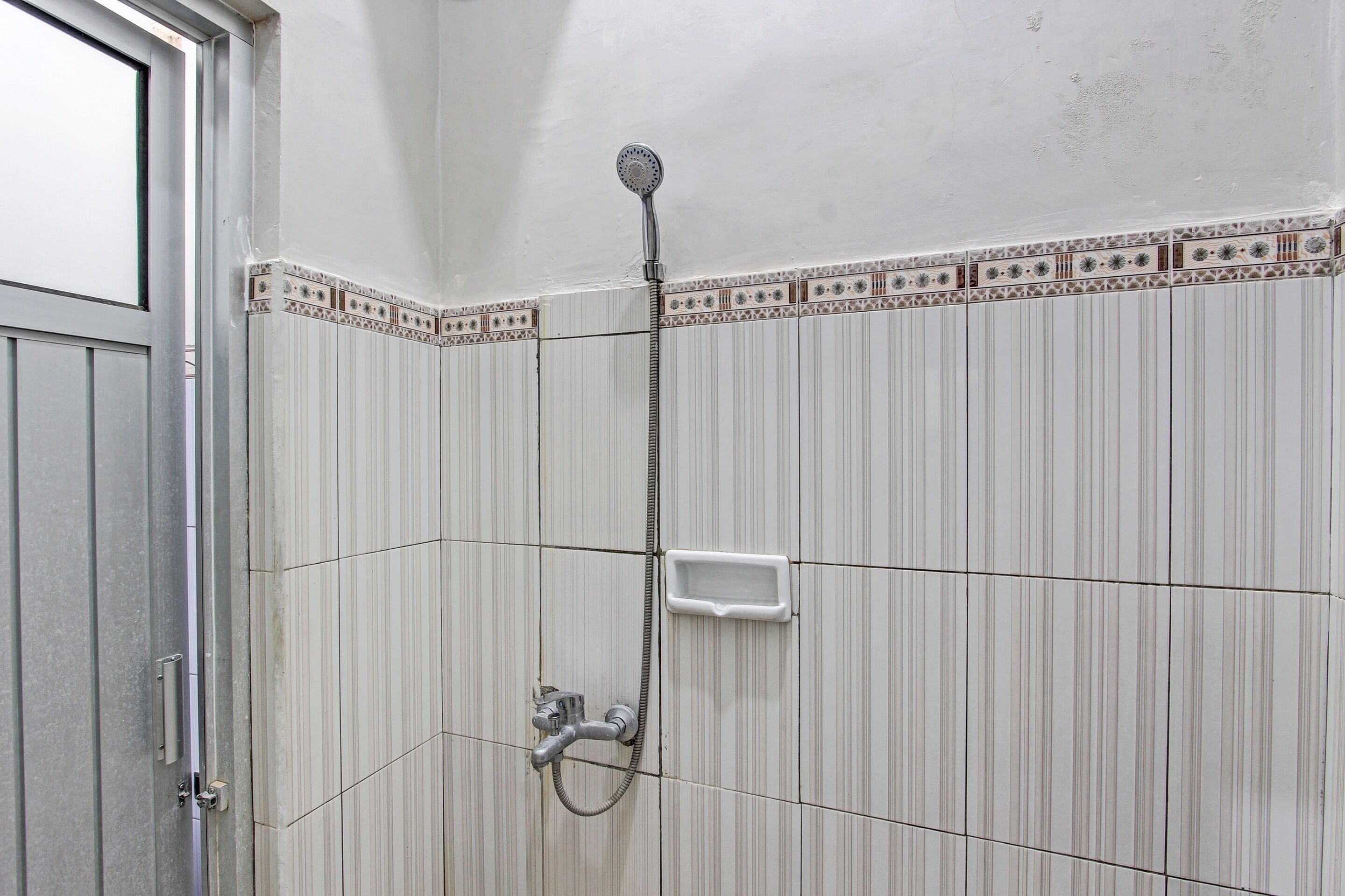 Een badkamer met een douche, toilet en wastafel.
