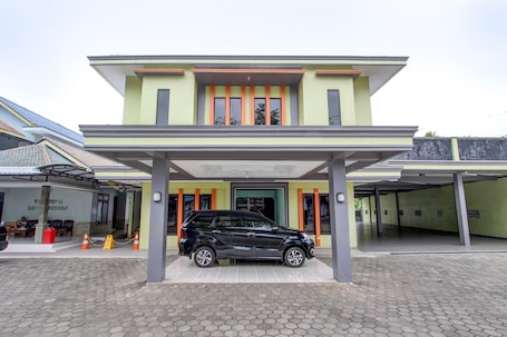Front of property. Hotel O Wisma Pkpri Purworejo